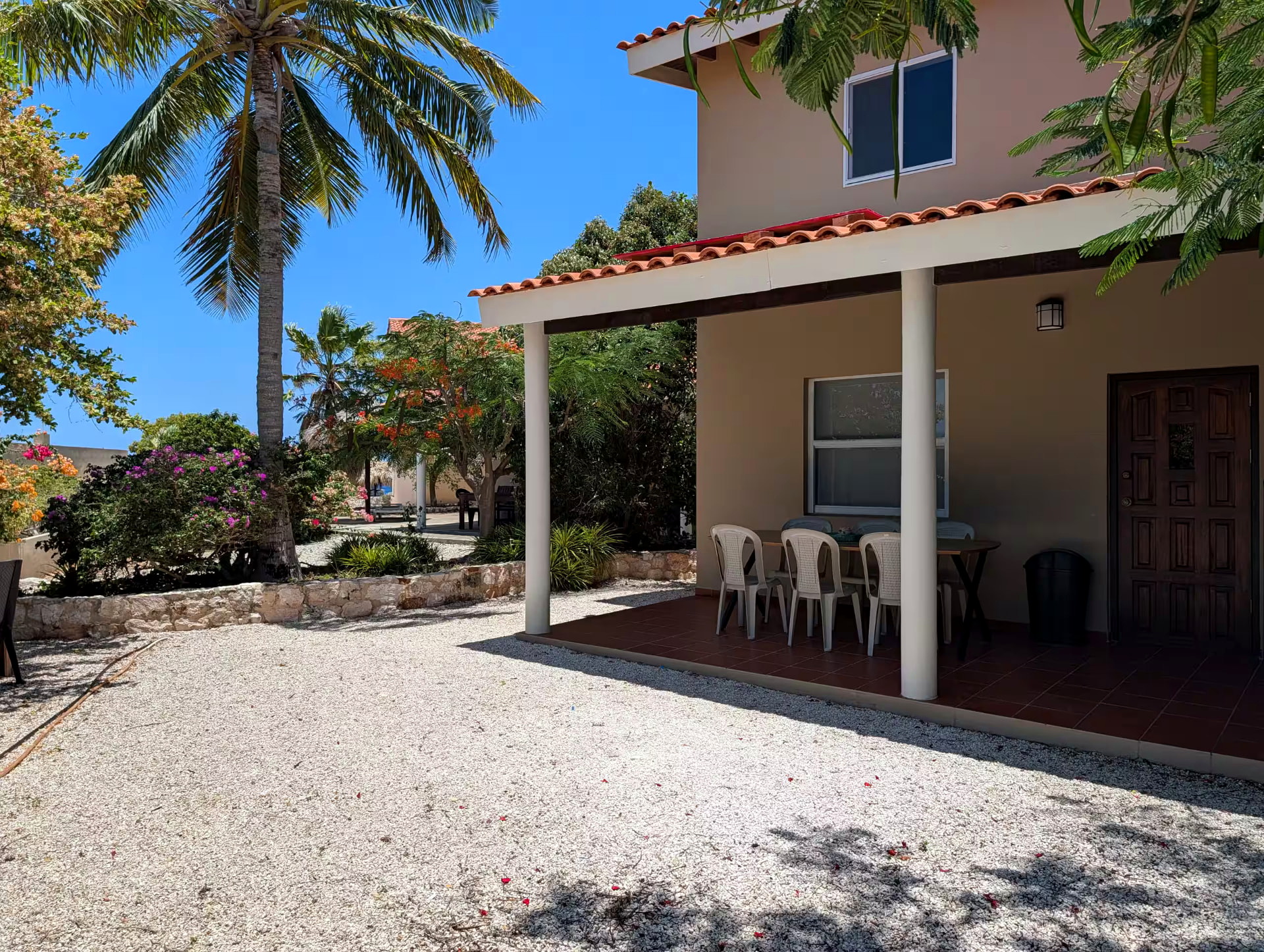 Grace & Waves, Huisje 21: the two-story bungalow with palm tree, terracotta roof and covered patio